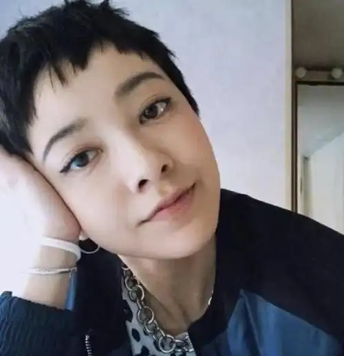 她们都因短发引领潮流,短发虽美但分人 精彩短发穿啥都美得出众