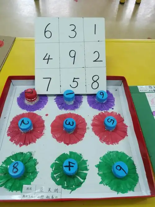 自制玩教具按照小,中,大的顺序,依次摆放,并将参赛作品标注好名称