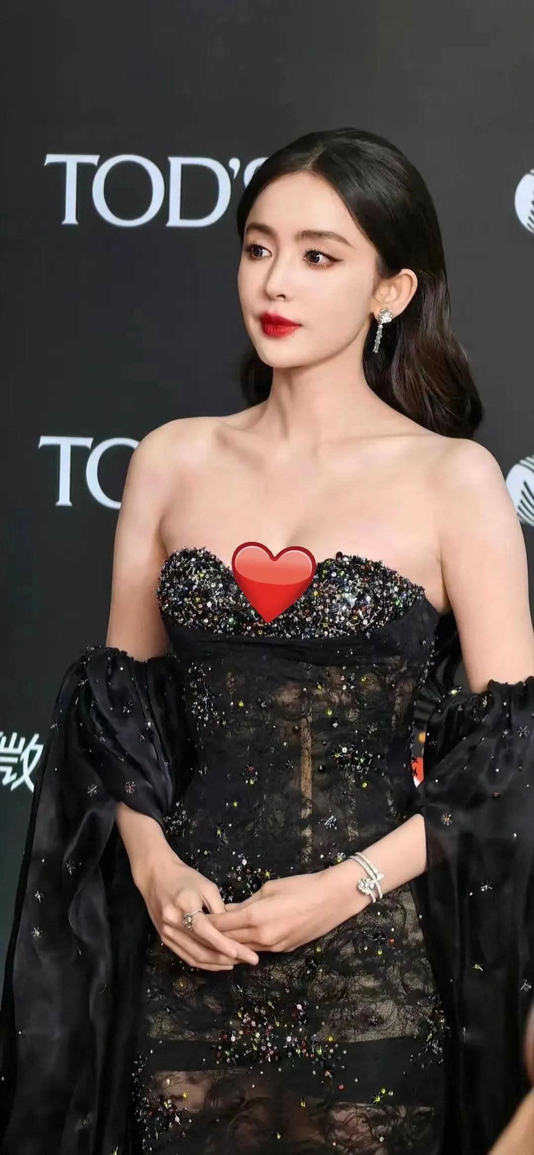 古力娜扎红毯造型惹争议,网友调侃美艳过头了 - 龙城号