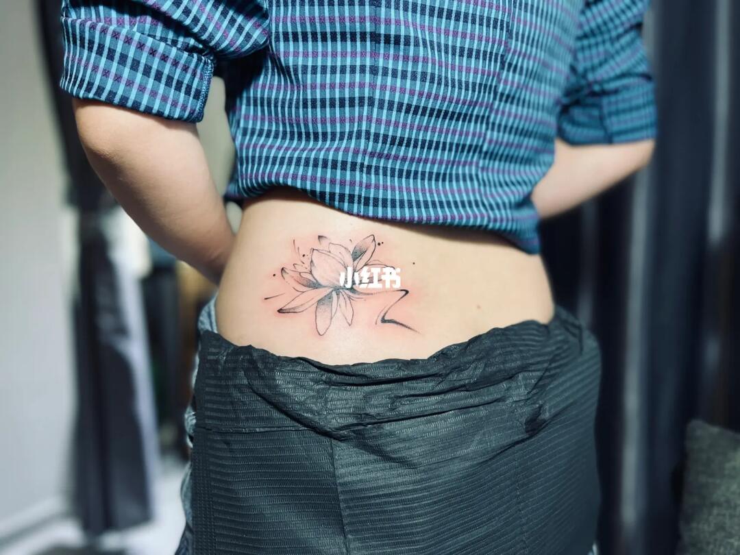 女生腰部纹身