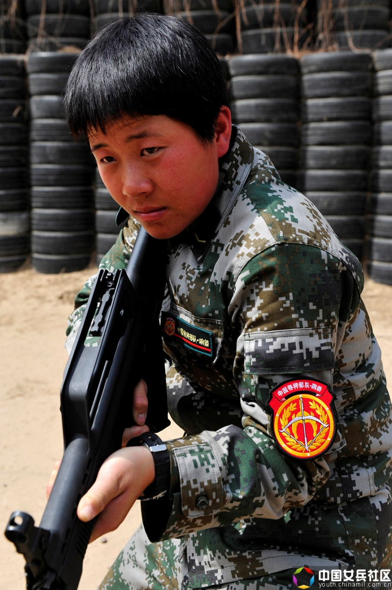 战场上没女人中国女特种兵像男兵一样严酷训练