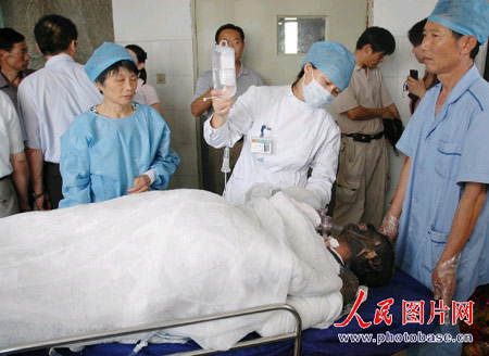 爆炸中受伤的人员全部被送到了医院进行抢救.