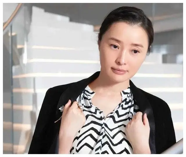 18年后,再看陈建斌现任妻子蒋勤勤,才明白她与吴越谁更"清醒