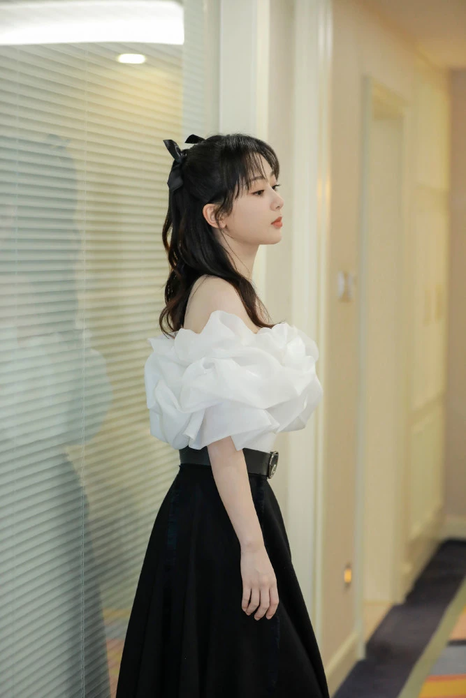 杨紫穿一字肩长裙现身直播间细腰勾勒完美身材这状态也太好了