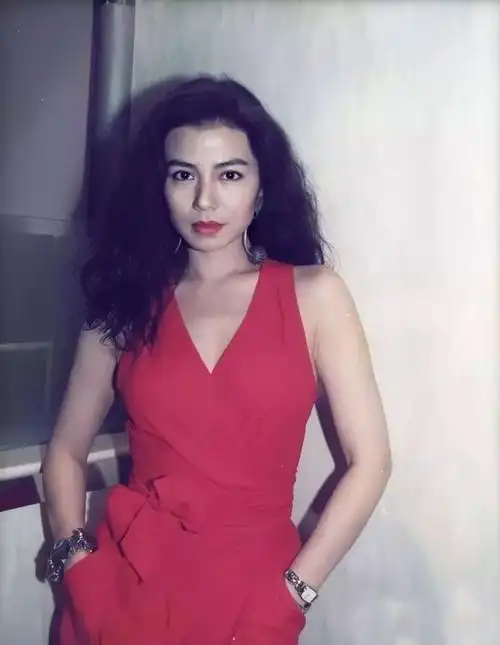 钟楚红不愧是红姑61岁穿红色衬衣满面红光眼角细纹更具岁月美