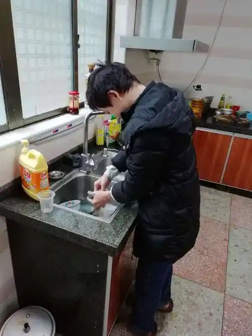 愉快的一天帮父母做家务
