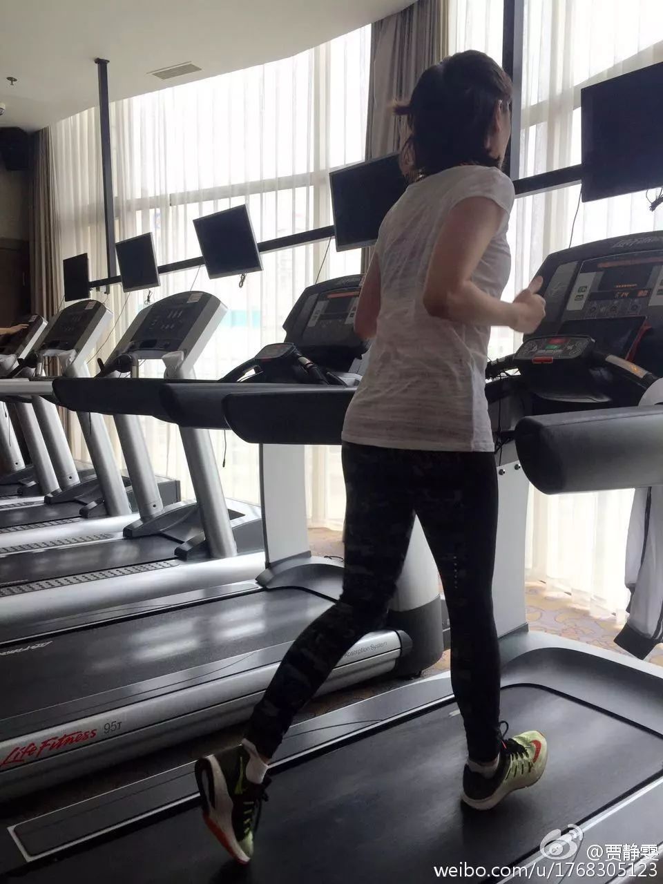 高圆圆消失百天首露面孕肚曝光纤细身材惹人羡怀孕期间只胖肚亲生闺蜜