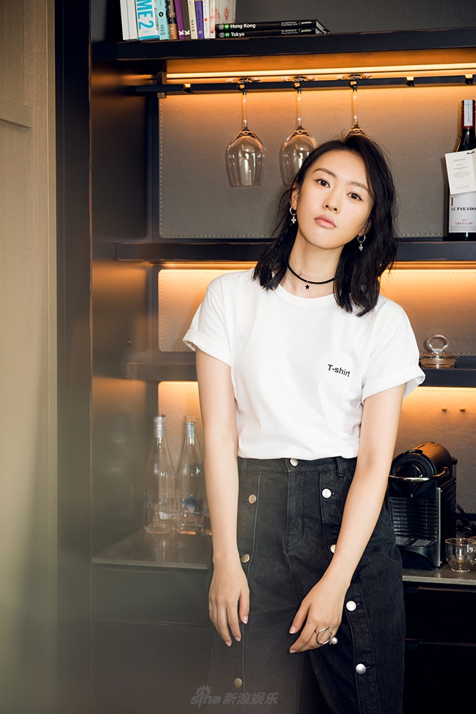 组图:童瑶大气亮相活动 简单潇洒美到发光