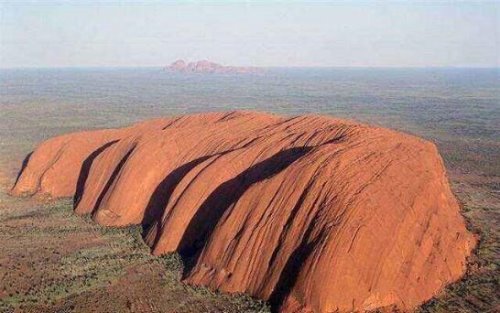 世界上最大的石头艾尔斯岩石大得像一座山长达3千米