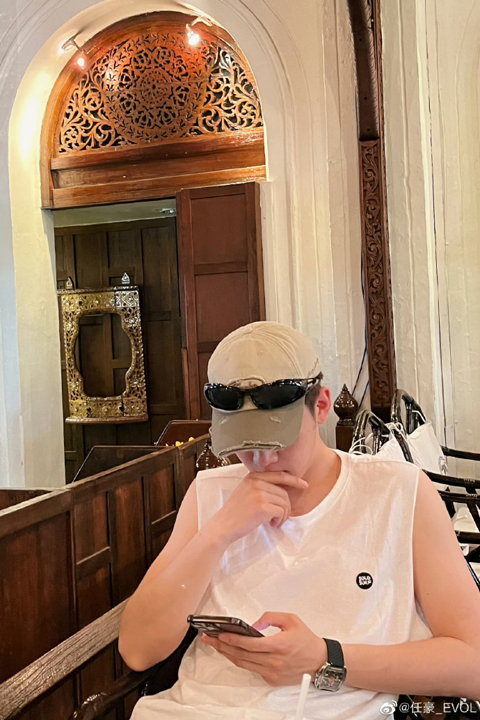 520快乐95墨镜和帅哥很配喔@任豪_evol