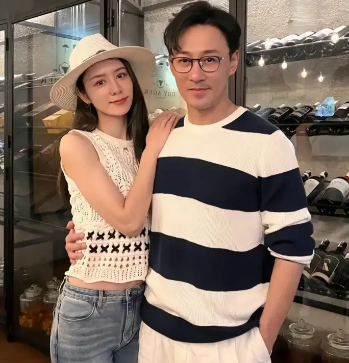 林峯老婆带女儿看蝴蝶,3岁luna皮肤白嫩像张馨月,长睫毛很精致_林峰