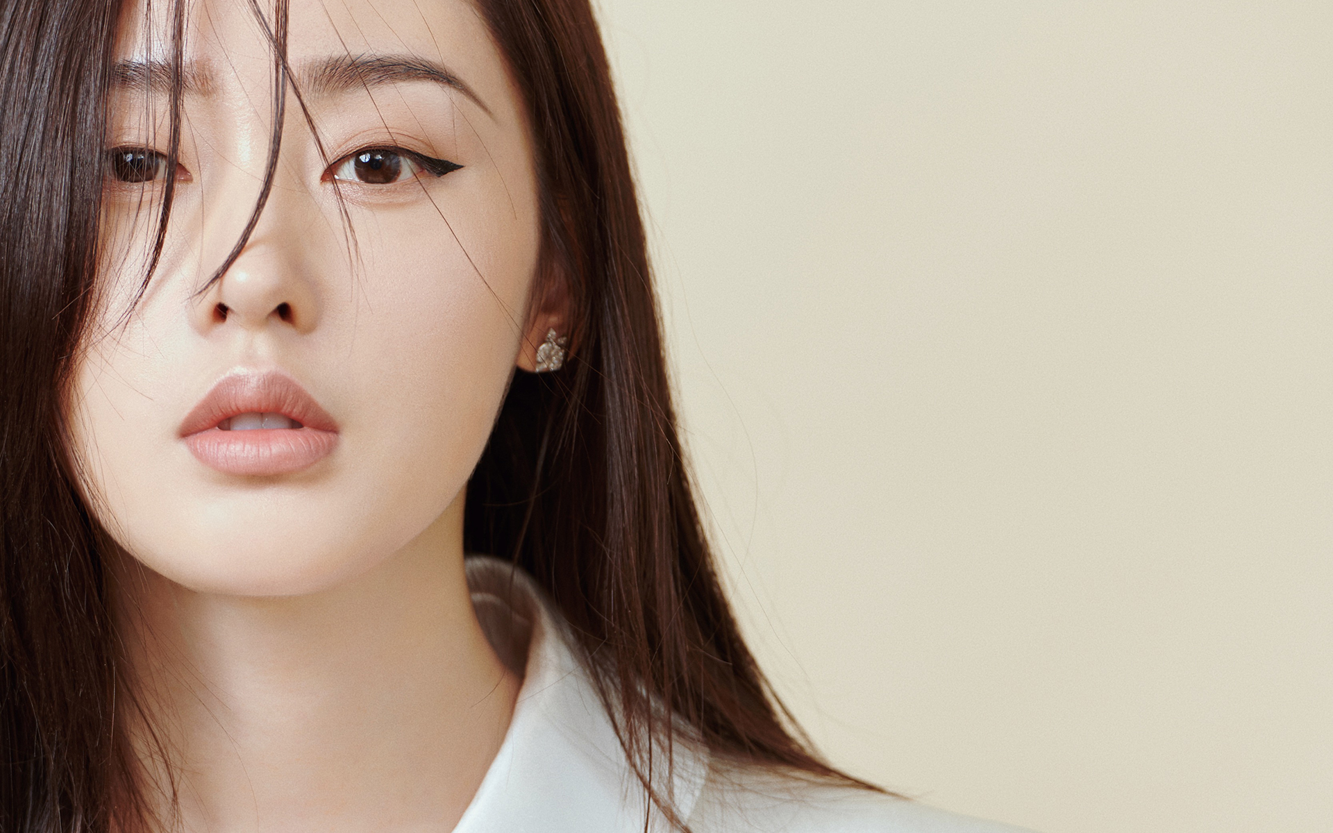 张天爱优雅干练写真桌面壁纸