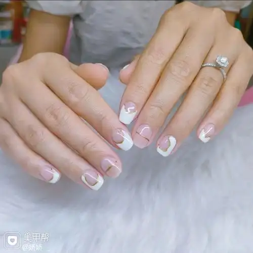 短指甲方圆形简约美甲图片