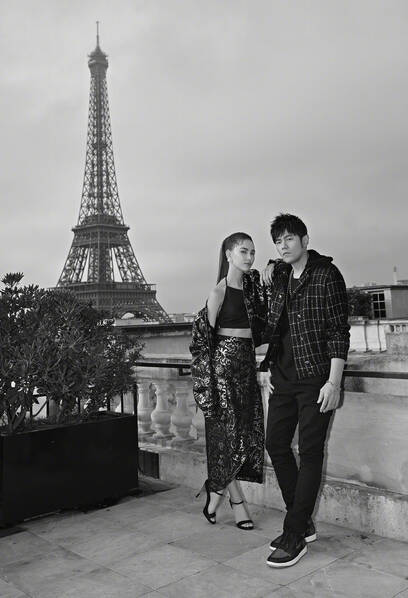 昆凌晒与周杰伦合照秀恩爱.