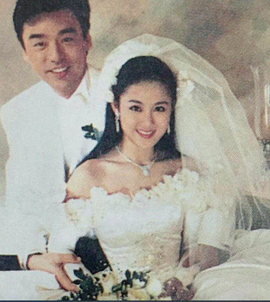 但是从曝光的1988年章小蕙出嫁的情形来看,你会觉得那时候的章小蕙当