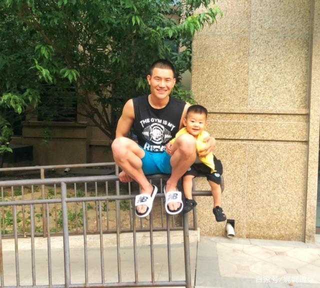 嘎子哥晒照为儿子庆生,2岁小谢谢呆萌可爱,笑容灿烂像极了父亲