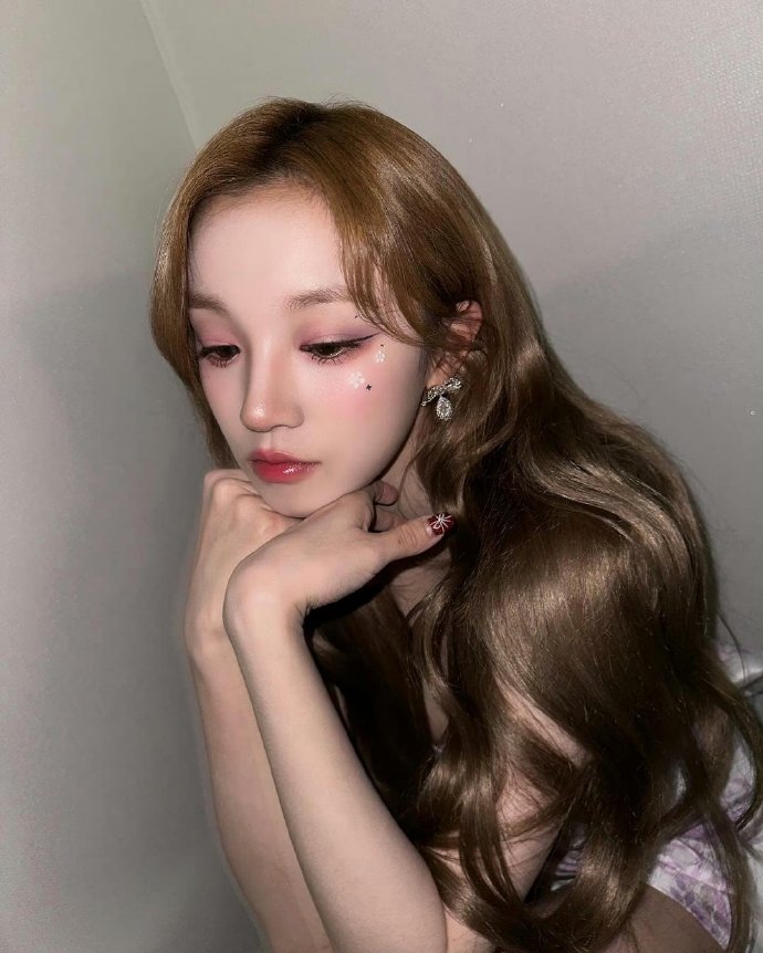 宋雨琦今天是温柔美女!晒出小狗纹身,长发披肩好可爱!