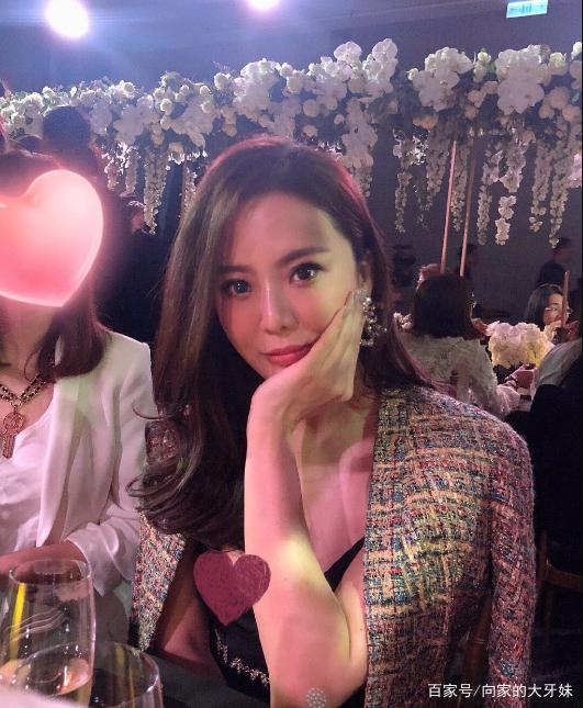 陶喆老婆江佩蓉路人照爆出,身材超好,网友:短裤也穿上了