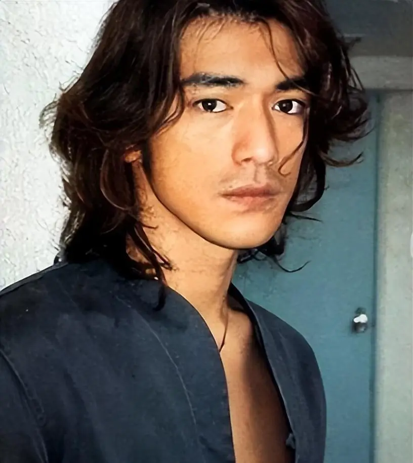 娱乐圈留长发的5位"港风男神",谢霆锋郑伊健痞帅,却输给了他