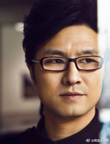 汪峰不戴眼镜&戴黑框眼镜,差别还是很大的,仿佛变了一个人