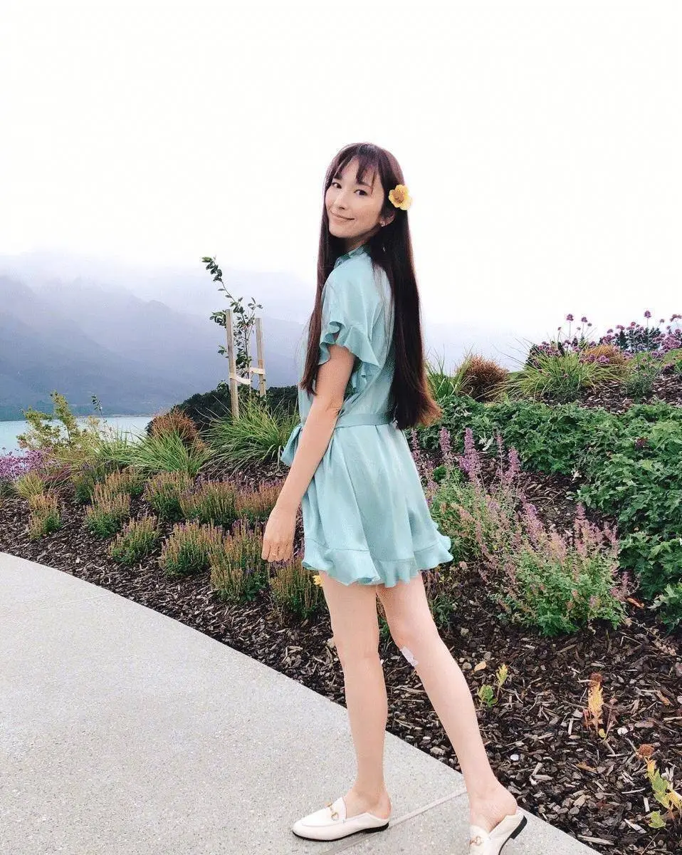 吴佩慈也太"撑"了吧!吊带裙故意穿小号,勒出饱满曲线好任性