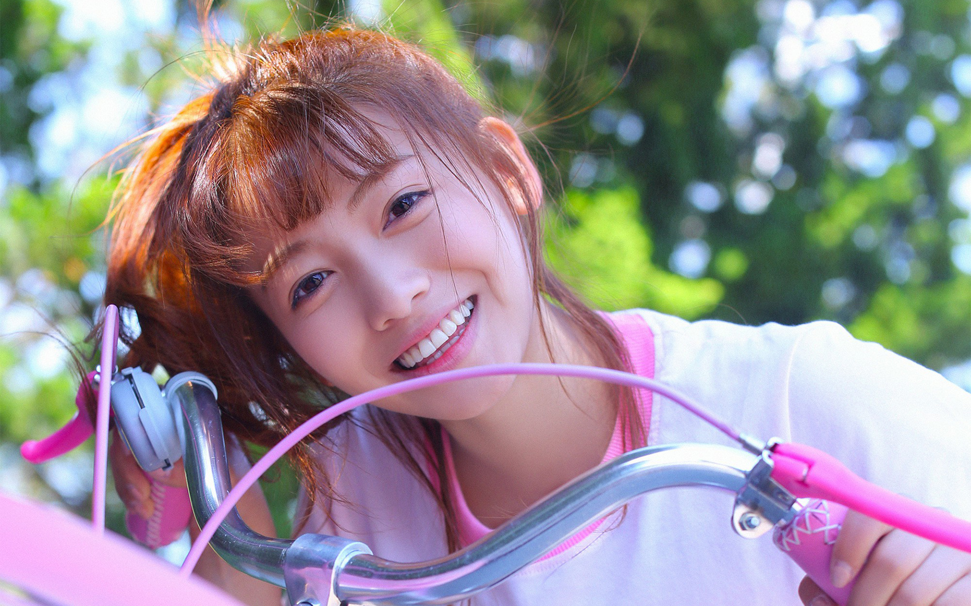 青春少女阳光写真图片桌面壁纸