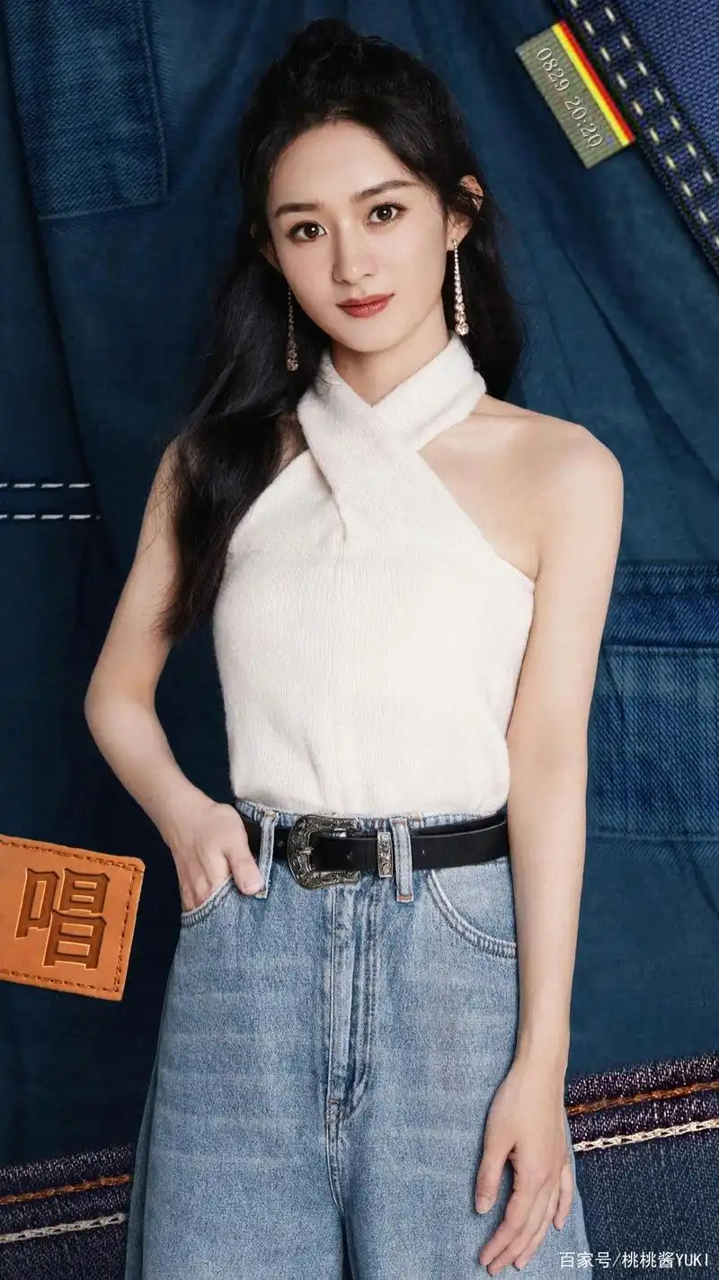 赵丽颖都瘦出"排骨胸"了,穿吊带花裙拍写真,身材太引人注目