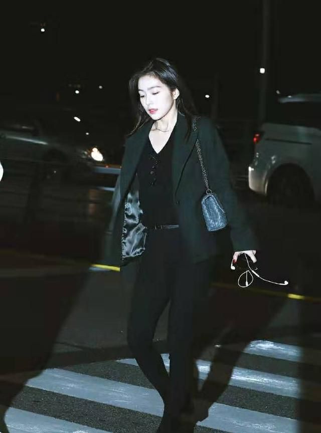 裴珠泫活动出席,高腰连衣裙显腿长