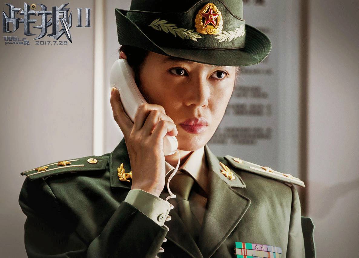 观察战狼2曝余男军装剧照龙小云被俘生死成迷余男与吴京互称哥们