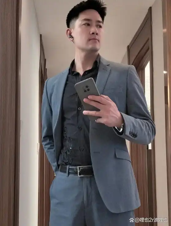 30岁正装帅大叔,成熟又多金,真的很有魅力