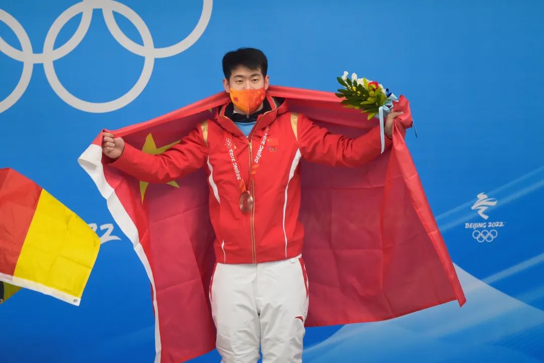 图为闫文港在颁奖仪式上身披国旗庆祝.瞿芃 摄