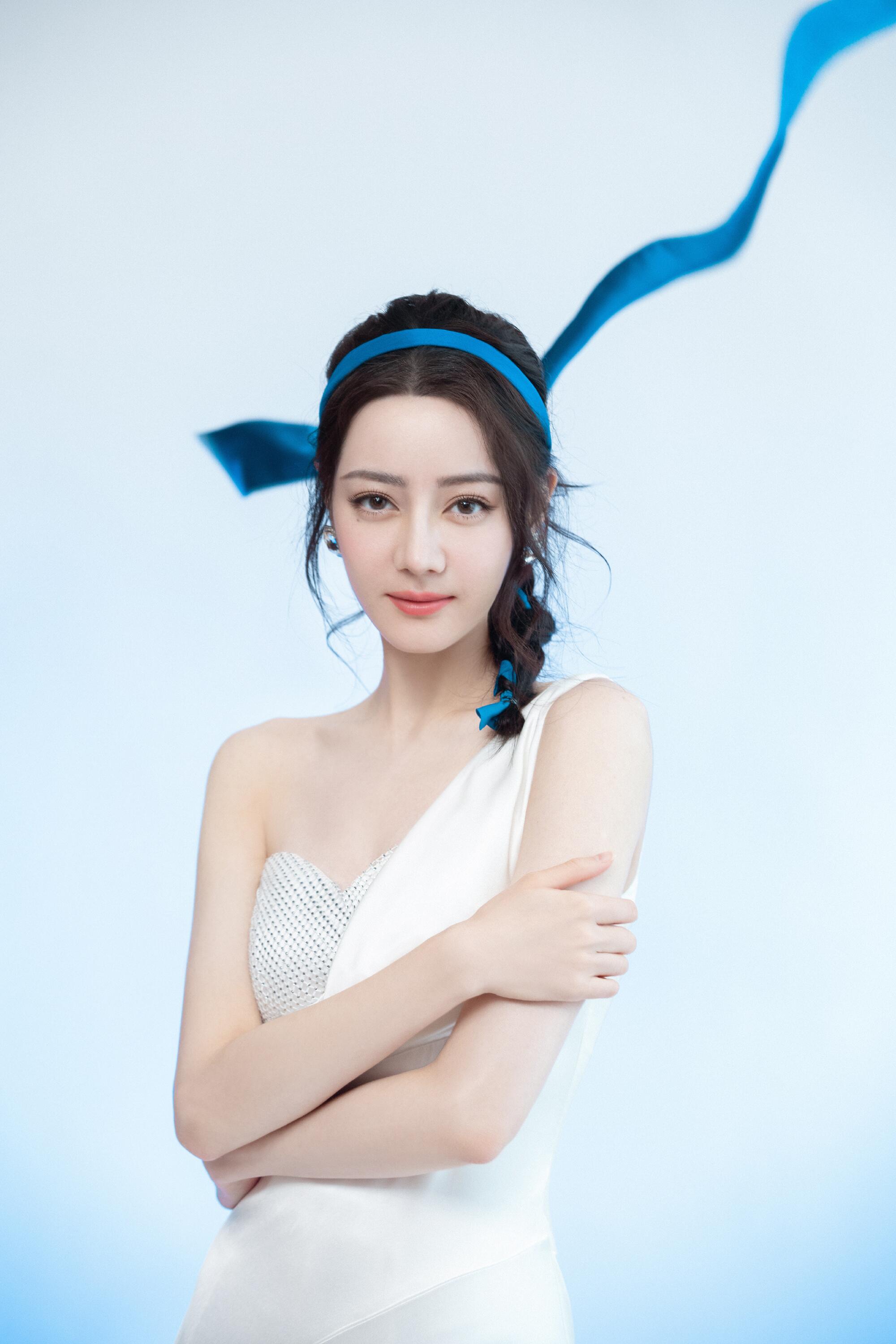 迪丽热巴太聪明了,穿小白裙还坚持"藏一半,露一半",真新潮