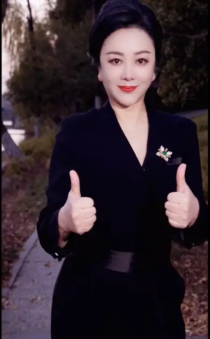 从"通缉犯"到女演员,梁丽这一路走过来不容易,但是更不容易的是她的