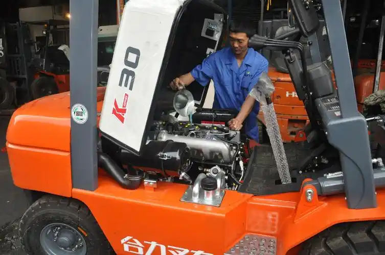 产品中心 叉车维修 加注润滑油 提供上门维修及叉车保养业务 电话