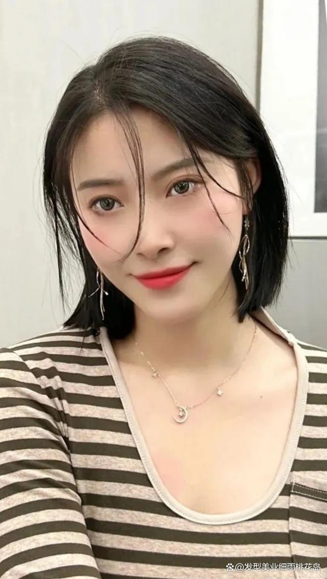 漂亮姐姐的短发一般更具有御姐的成熟感,适合轻熟风的女生,搭配侧分