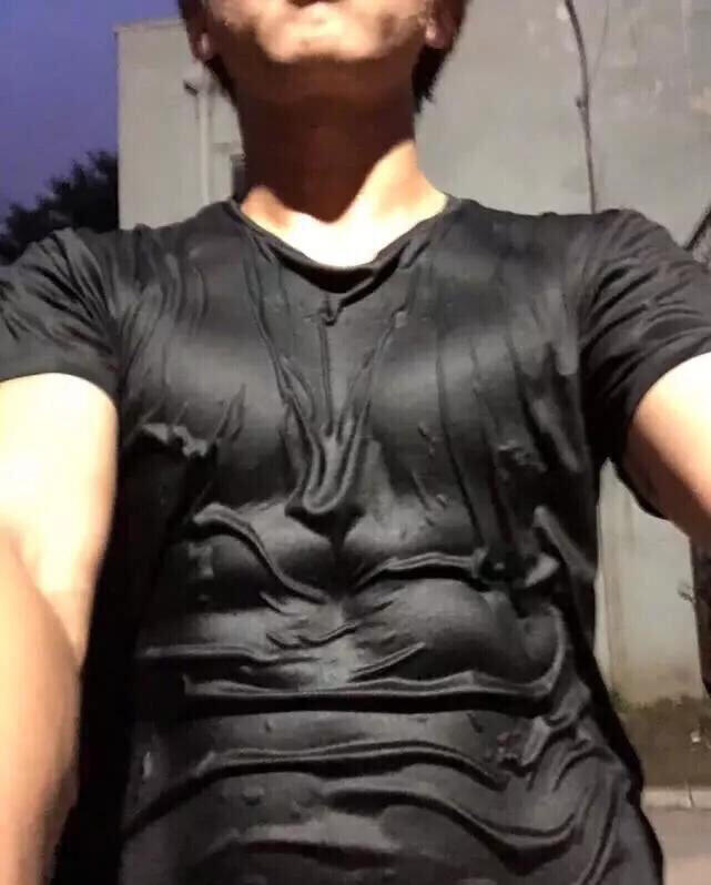 邓超 邓超一天瘦两斤,晒湿身腹肌照男人味十足