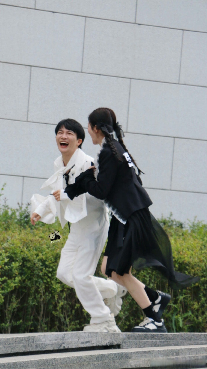 小酷炫彩#@周深白鹿在笑什么这是一组有声音的照片[三哈]#奔跑吧