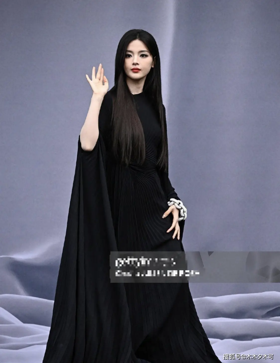 巴黎时装周:杨幂眼角伤疤明显,杨超越穿搭翻车,刘雨昕待遇高_钟楚曦