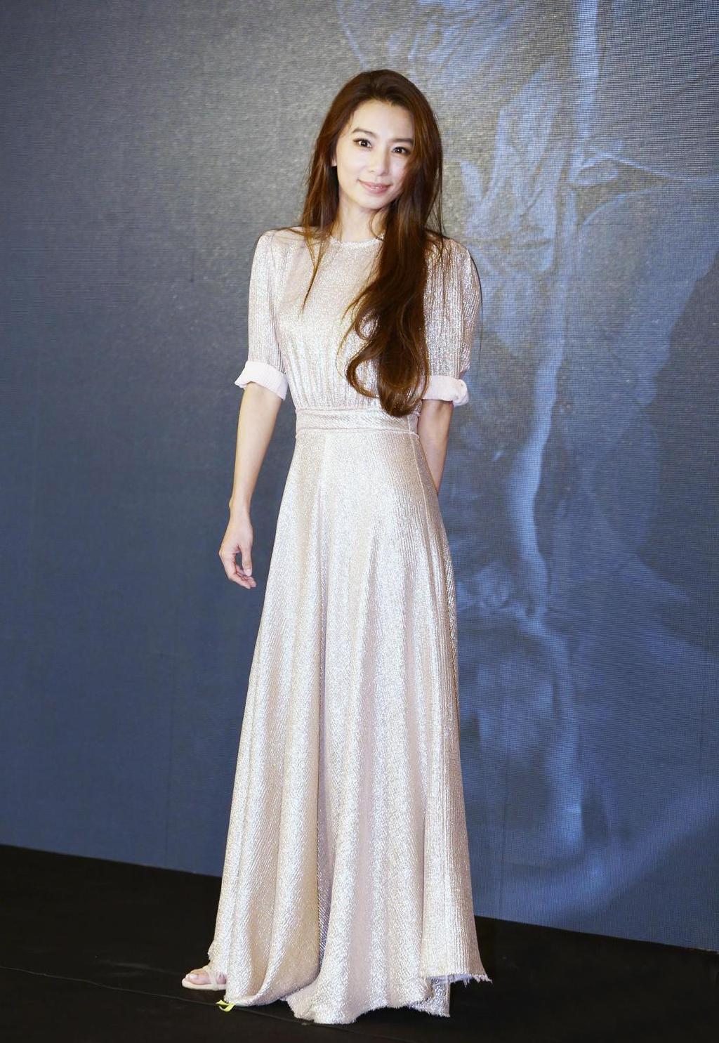 hebe难怪被大家喜欢,37岁亮片收腰裙,一如既往的优雅迷人_连衣裙_身材