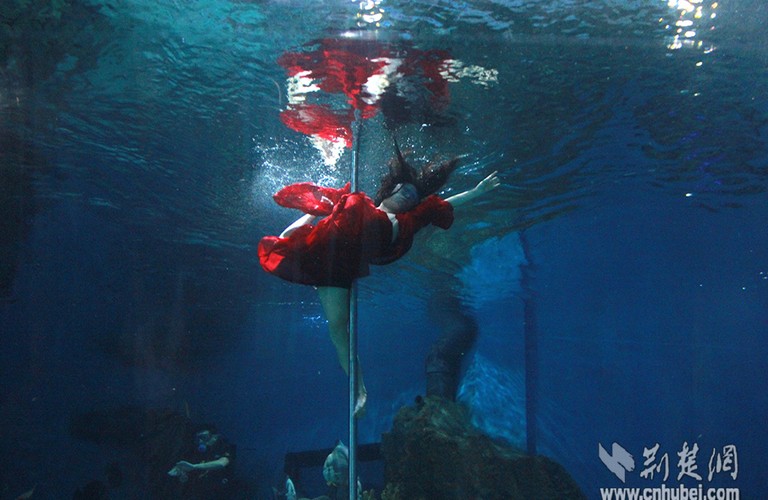 武汉女孩水下憋气秀钢管舞