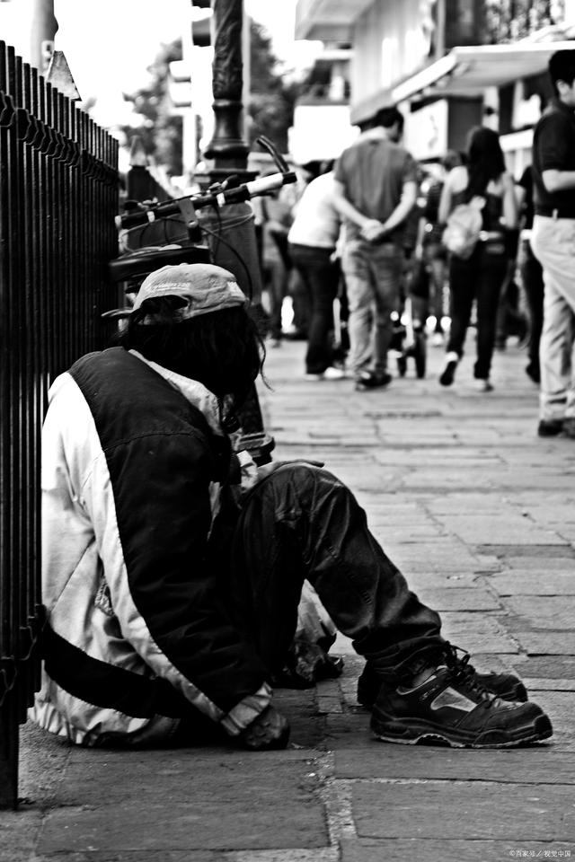 当我们处在人生低谷,落魄不堪时,往往会感到孤独和无助.