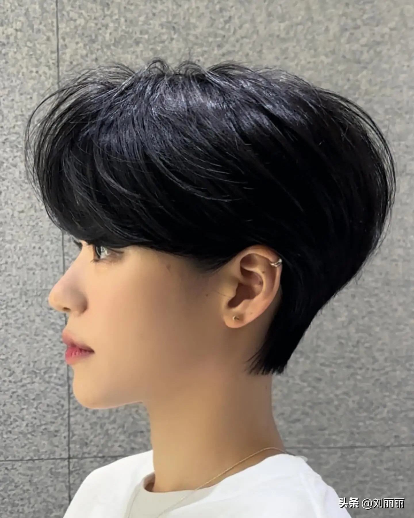 最火女士发型来了,挂耳立体短发,好看到心动