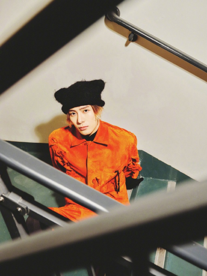 vuitton 2024早秋女装系列的品牌代言人@王嘉尔身穿2024早秋男装系列