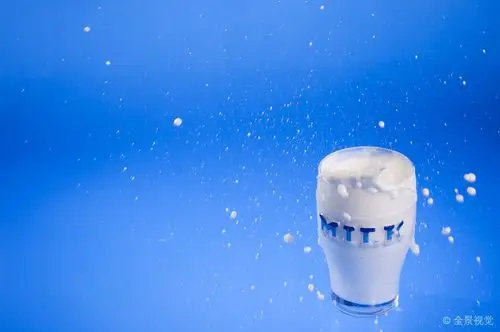 溅_牛奶_蓝色背景_室外_玻璃杯_图片大全—全景创意图库(quanjing.