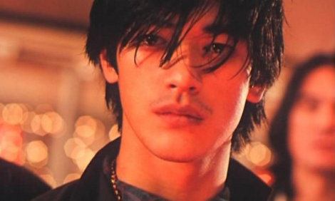 当两个只能活一个的时候,金城武演的栩栩如生,一如既往的黑色