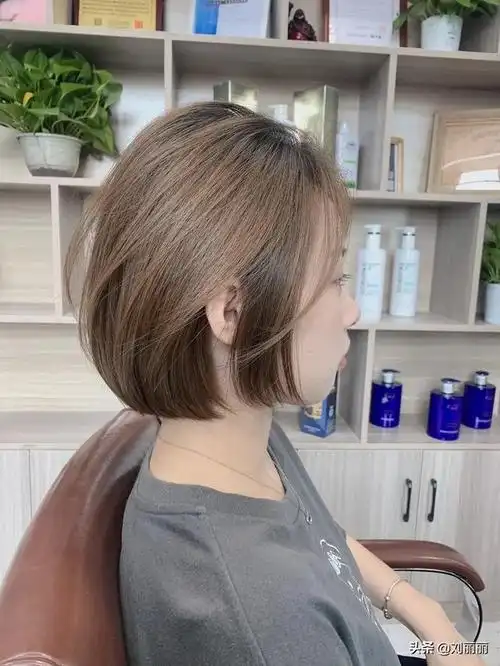 气质短发发型女生图片(女生短发发型图片)