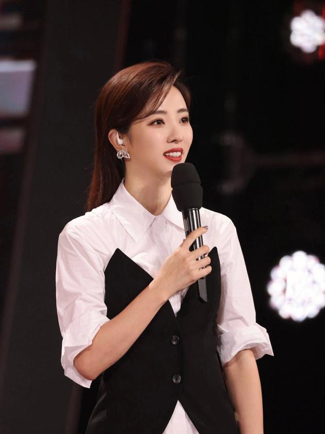 央视主持李思思官宣离职,发32字告别原因成焦点,小号曝未来动向