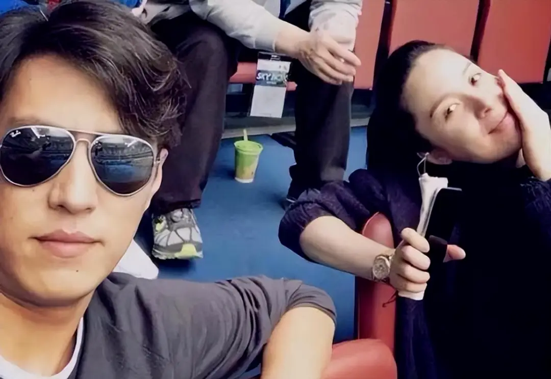 靳东从容老去仍是帅大叔,自然且自信,李佳素颜粗糙还是漂亮大婶