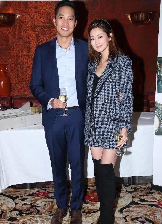 昨(5)日,岑丽香与老公强强齐齐现身,为出席好友廖碧儿举行的酒牌成立