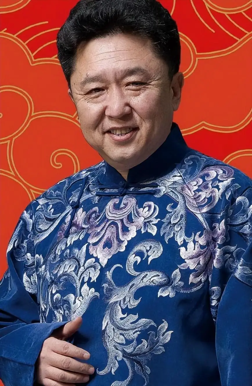 原创德云社于谦现身北京自家马场太苍老像80岁有钱却老得快想不通